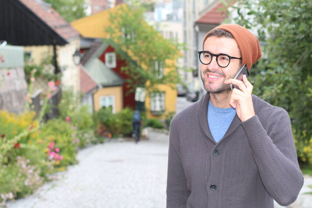 Trendszetter séta a városban, és a hívás - Fotó, kép
