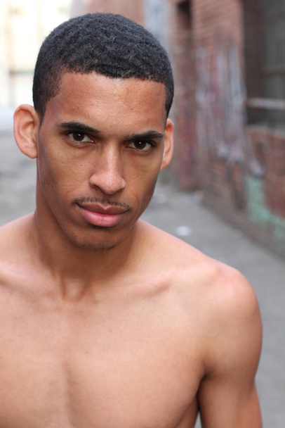 közeli portré jóképű fiatal félmeztelen afro-amerikai férfi az utcán - Fotó, kép