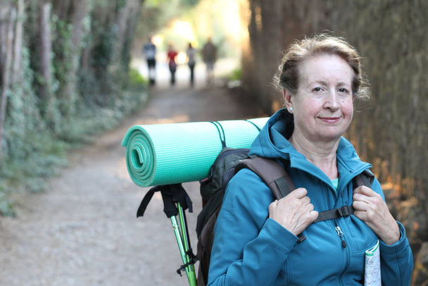 Mochilero senior mujer con mochila y accesorios de aventura de senderismo
 - Foto, imagen