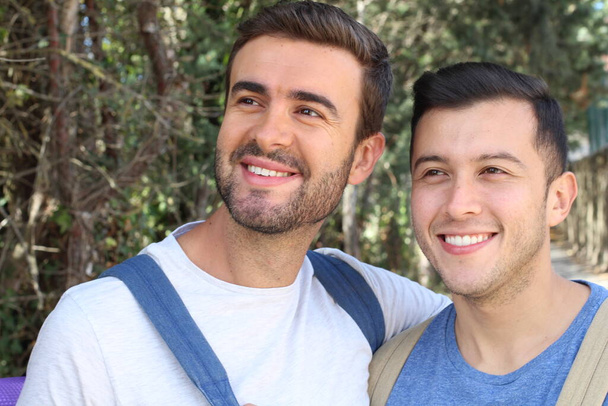 昼間はハイキングを楽しむゲイカップル - 写真・画像