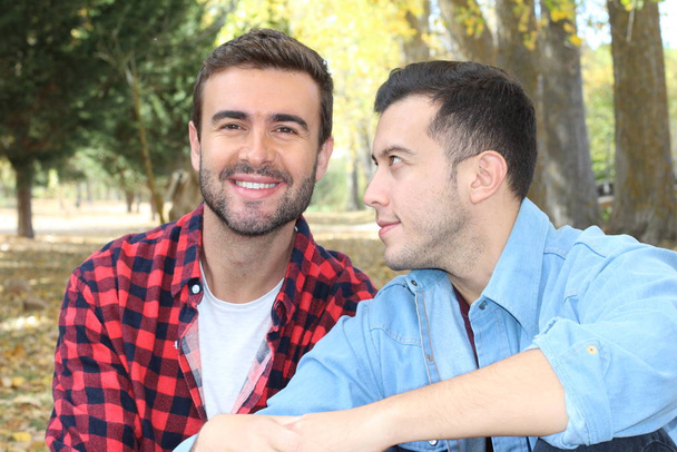Gay pár těší park na podzim - Fotografie, Obrázek