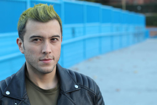 крупним планом знімок красивого молодого чоловіка з барвистим волоссям зі стильним одягом на вулиці
 - Фото, зображення