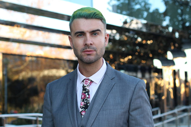 Eleganter gutaussehender Mann mit grünen Haaren im Büro - Foto, Bild