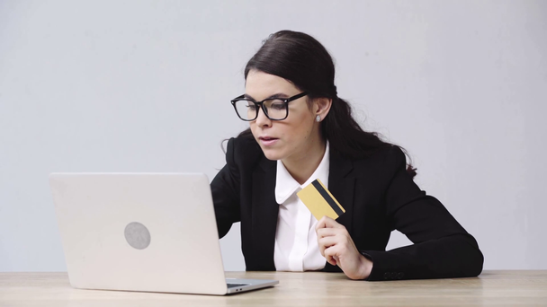 επιχειρηματίας που κατέχει πιστωτική κάρτα κοντά στο φορητό υπολογιστή  - Πλάνα, βίντεο