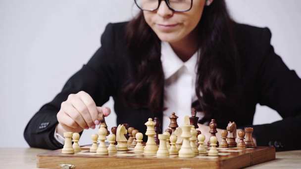 Beyazlar üzerinde izole edilmiş satranç oynayan iş kadını görüşü  - Video, Çekim
