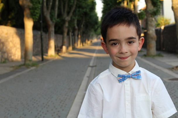 Retrato cerrado de un niño con estilo en camisa blanca y corbata al aire libre.  - Foto, Imagen