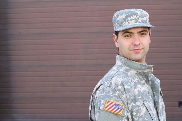 lähikuva muotokuva komea nuori sotilas edessä ruskea seinä
 - Valokuva, kuva