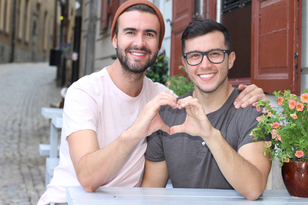 Glückliches Paar lächelt beim Date in einem Café - Foto, Bild
