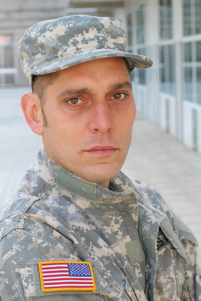 крупним планом портрет красивого молодого солдата в уніформі на вулиці
 - Фото, зображення