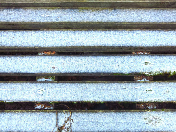 параллельные доски с интервалами, покрытыми снегом
 - Фото, изображение