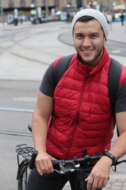 Ευτυχισμένος ποδηλάτης στην πόλη - Φωτογραφία, εικόνα