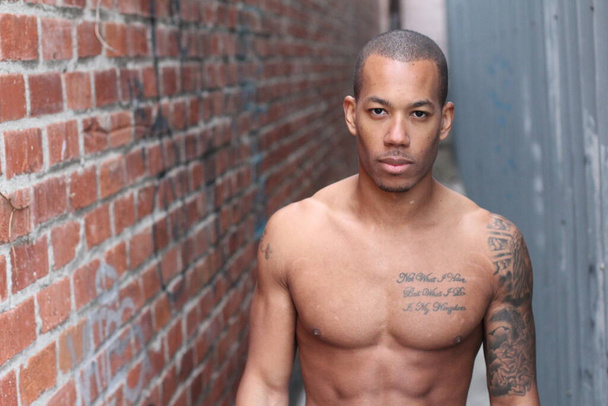portrait en gros plan de beau jeune homme afro-américain torse nu dans la rue
 - Photo, image