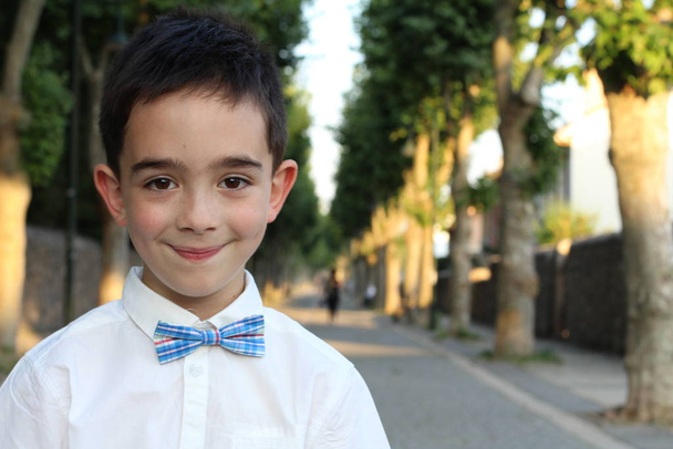 Retrato cerrado de un niño con estilo en camisa blanca y corbata al aire libre.  - Foto, imagen