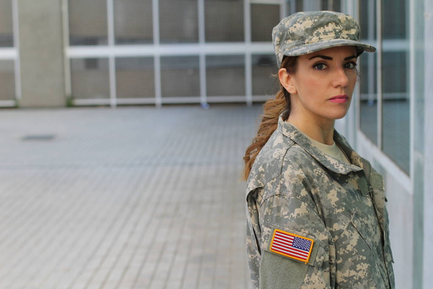 Військова жінка посміхається з місцем для копіювання
 - Фото, зображення