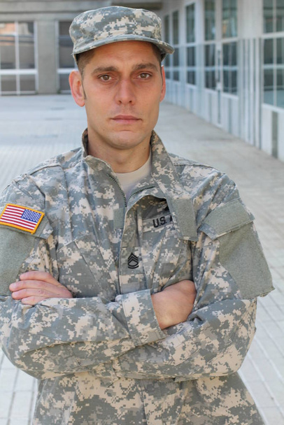 крупним планом портрет красивого молодого солдата в уніформі на вулиці
 - Фото, зображення