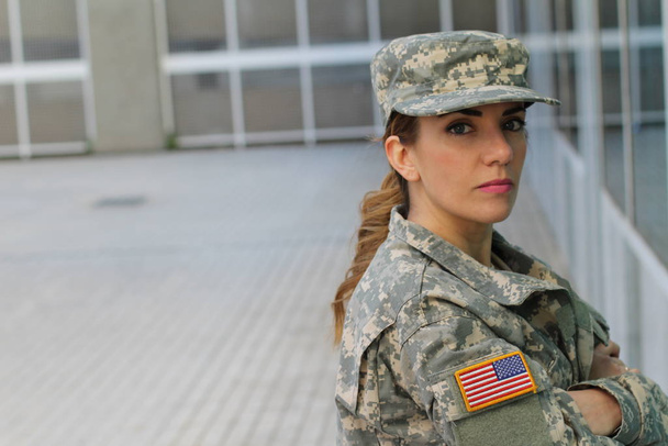 Στρατιωτική γυναίκα χαμογελά με αντίγραφο χώρο - Φωτογραφία, εικόνα