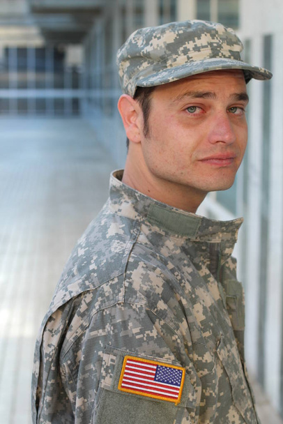 Армейский солдат глубоко в мыслях
 - Фото, изображение