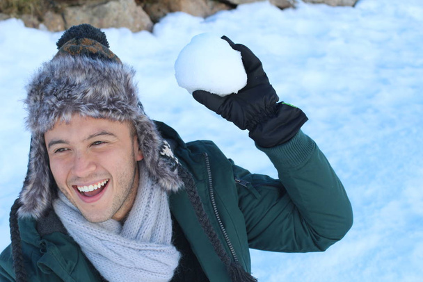 Brincalhão macho prestes a jogar uma bola de neve
 - Foto, Imagem