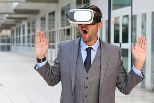 Businessman using virtual reality glasses - Foto, afbeelding