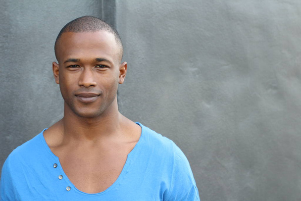 primer plano retrato de guapo joven afroamericano hombre en azul camiseta en la calle
 - Foto, imagen