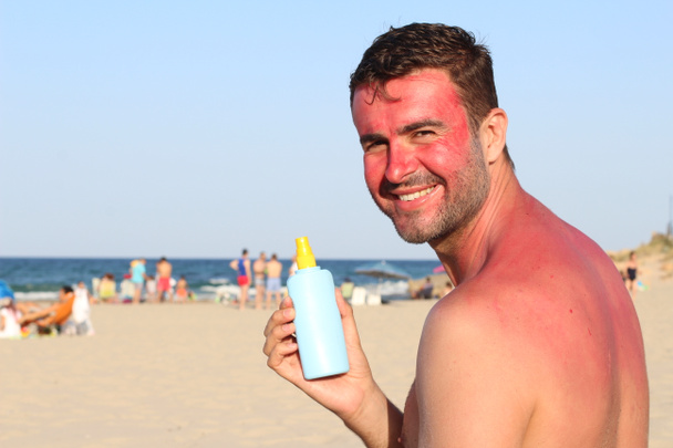 Un homme se fait bronzer à la plage
 - Photo, image