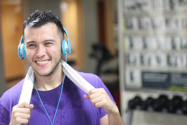 Motivált etnikai férfi zenét hallgat az edzőteremben - Fotó, kép