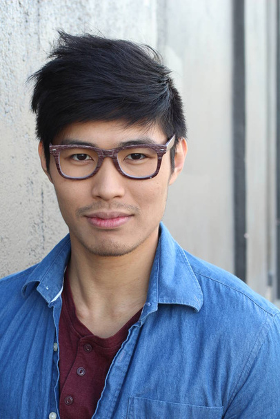 primer plano retrato de guapo joven asiático hombre en la calle
 - Foto, Imagen