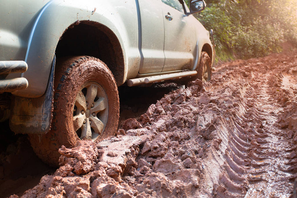  Vuile offroad auto, SUV bedekt met modder op het platteland weg, van - Foto, afbeelding