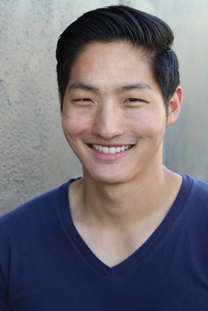 primer plano retrato de guapo joven asiático hombre en azul camisa
 - Foto, Imagen