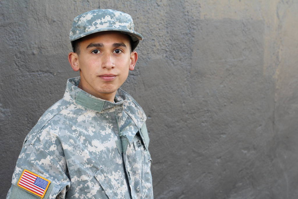 retrato de primer plano del joven soldado guapo frente a la pared de hormigón
 - Foto, Imagen