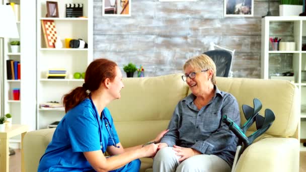 Enfermeira feminina segurando a mão da mulher velha em casa de repouso
 - Filmagem, Vídeo