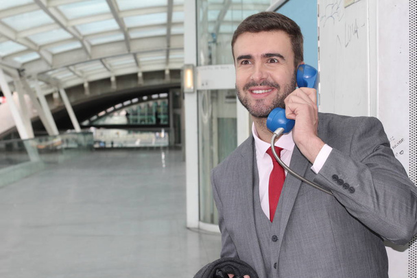 Uomo d'affari che chiama per telefono all'aeroporto
 - Foto, immagini