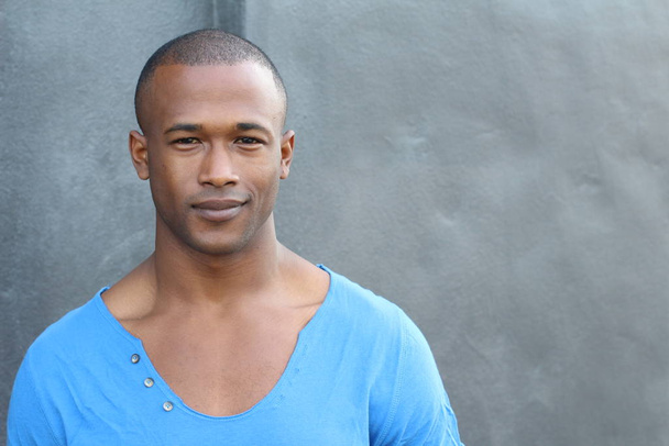 Sokakta mavi tişörtlü yakışıklı Afro-Amerikan adamın yakın plan portresi. - Fotoğraf, Görsel
