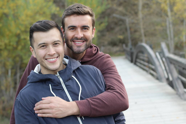 Eşcinsel çift sonbaharda parkın tadını çıkarıyor - Fotoğraf, Görsel