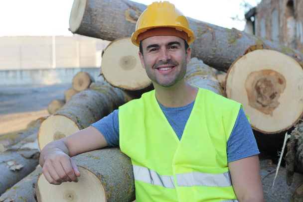Lumberjack orgulloso después de cortar un montón de árboles
 - Foto, imagen