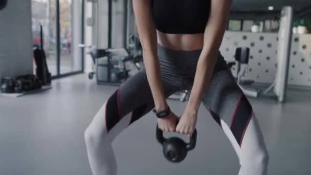 Podręczny widok kobiety podczas ciężkiego treningu na siłowni. Zdjęcia z kamery Red Hel w 8k - Materiał filmowy, wideo