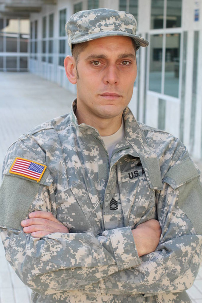 κοντινό πορτραίτο ενός όμορφου νεαρού στρατιώτη με στολή στο δρόμο - Φωτογραφία, εικόνα