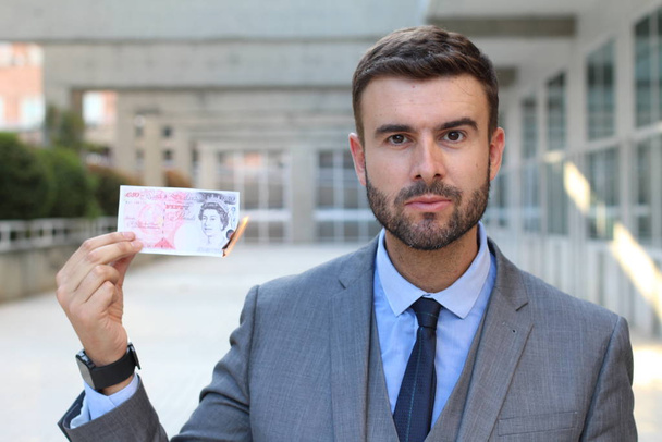 primer plano retrato de guapo joven empresario sosteniendo dinero en efectivo en la calle
 - Foto, imagen