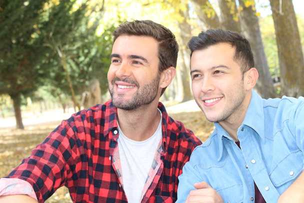 Eşcinsel çift sonbaharda parkın tadını çıkarıyor - Fotoğraf, Görsel