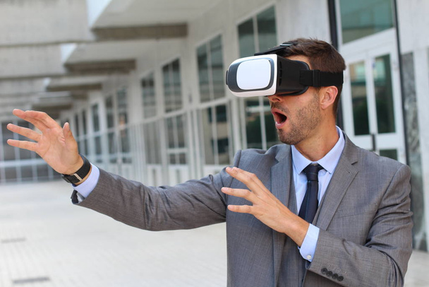 Üzletember virtuális valóság szemüveget használ - Fotó, kép
