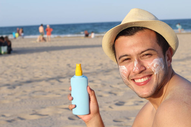 Homme protégeant sa peau contre le soleil
 - Photo, image