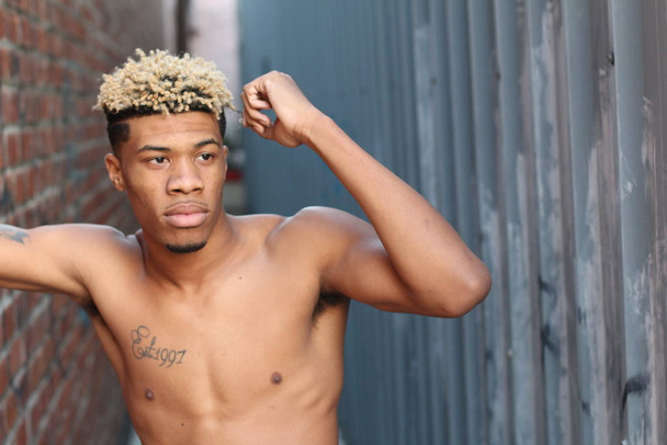 portrait en gros plan de beau jeune homme torse nu afro-américain dans la rue
 - Photo, image