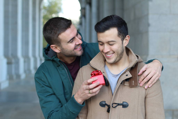 Adorável casal do mesmo sexo partilha afeto
 - Foto, Imagem