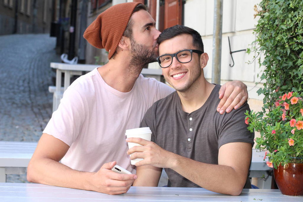 Счастливая пара улыбается во время свидания в кафе на открытом воздухе
 - Фото, изображение