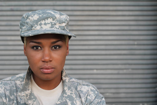 Afroamerykanka Żołnierz stojący na zewnątrz w dzień - Zdjęcie, obraz