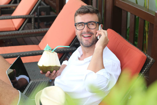 Счастливый мужчина ведет бизнес с курорта
 - Фото, изображение