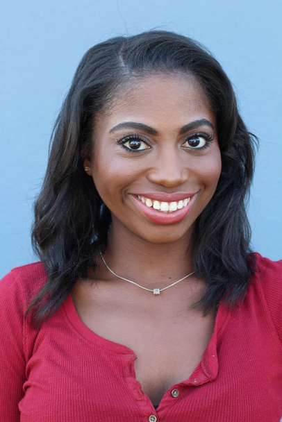 Femme afro-américaine souriante et riante
 - Photo, image