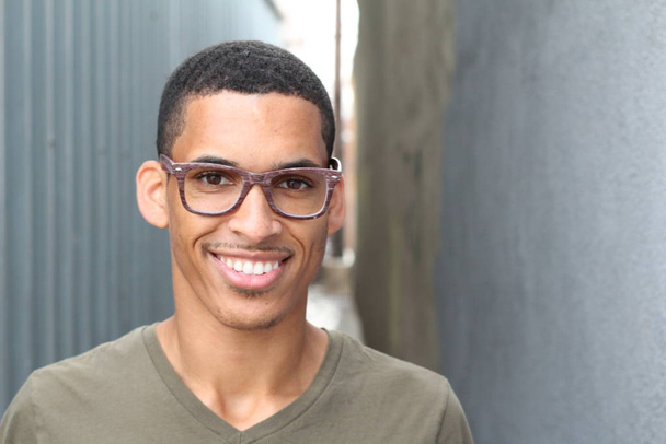 primer plano retrato de guapo joven afroamericano en ropa casual en la calle
 - Foto, Imagen