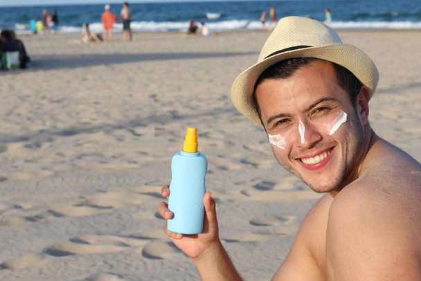 Homme protégeant sa peau contre le soleil
 - Photo, image