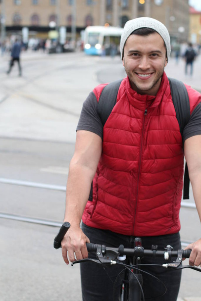 Szczęśliwy rowerzysta w mieście - Zdjęcie, obraz